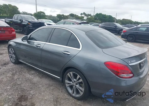 2017 Mercedes-Benz C 300 Luxury/Sport z USA, uszkodzony, nr VIN 55SWF4JB9HU205974